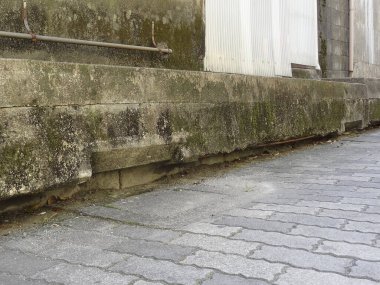 Tarihi şehir geçidinde taş duvar kaldırımları mimari yapı ve yaşı gösteriyor.