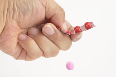 İnsan elinin tıbbi haplarla yakın plan görüntüsü, sağlık sigortası kavramı              