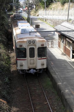 Şehirdeki tren istasyonunda.