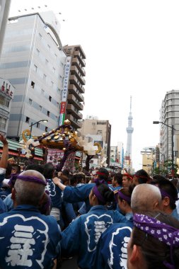 İnsanlar Tokyo, Japonya 'da düzenlenen geleneksel Kanda Matsuri festivaline katılıyor                 