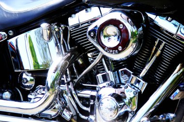 Caddeye park etmiş motosikletin kısmi görüntüsü