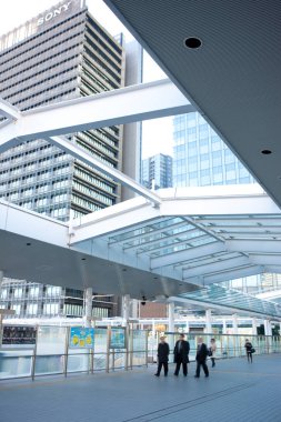 Tokyo, Japonya 'daki tren istasyonundaki yolcular. 