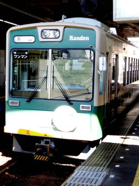 Titreşimler Japon demiryolu koridoru boyunca görünen bir trenin yaklaştığını bildiriyor..