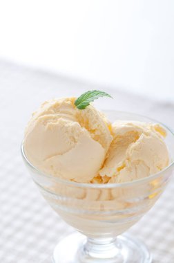 Cam kâse dolusu lezzetli dondurmanın yakın plan görüntüsü.       