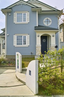 Banliyödeki modern evin dış görünüşü