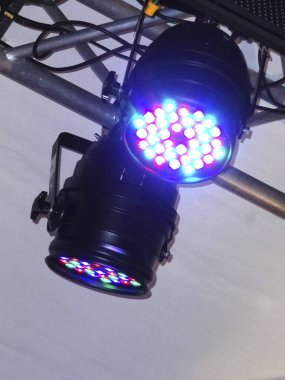 Tavandaki parlak renkli spot ışıklarının yakın plan görüntüsü        