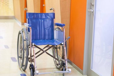 Hastanedeki engelli hastalar için tekerlekli sandalye