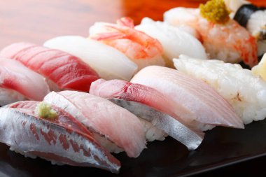 Suşi siyah bir tabakta. 