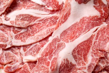 Tabakta çiğ et dilimleri, yakın plan. 