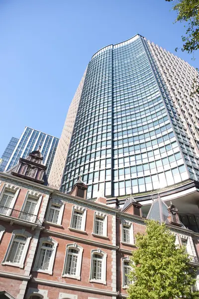 Вид Знизу Сучасної Офісної Будівлі Японському Місті — стокове фото