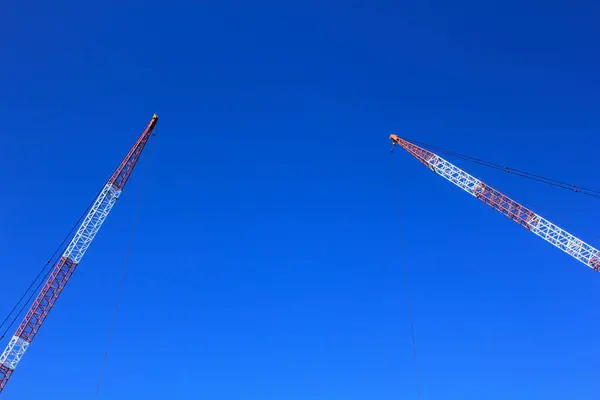Dos Grúas Están Aire Con Cielo Azul Fondo — Foto de Stock