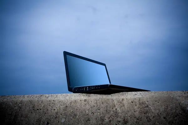 Close Laptop Strand Bei Sonnenuntergang — Stockfoto