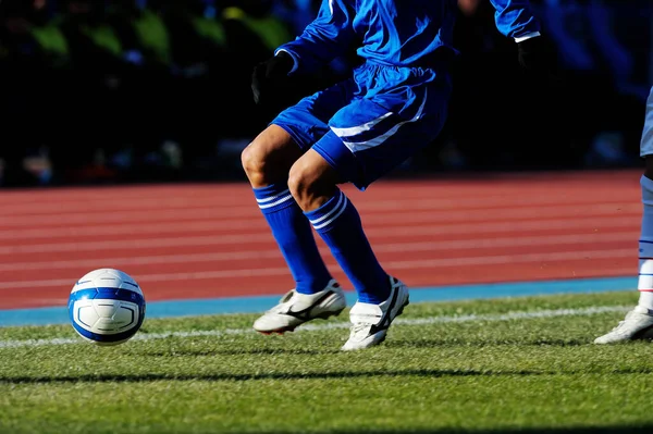 Ein Fußballer Der Einen Fußball Auf Einem Feld Kickt — Stockfoto