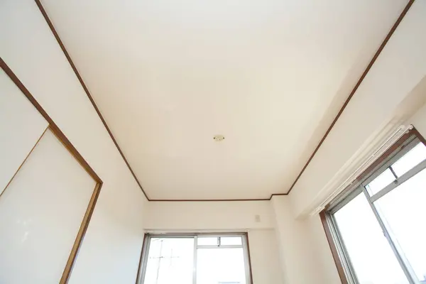 Ein Zimmer Mit Fenster Und Weißer Decke — Stockfoto