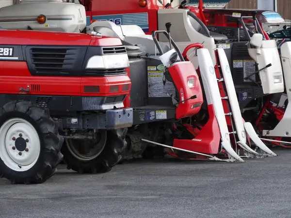 Červený Traktor Zaparkovaný — Stock fotografie