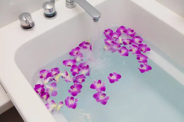 Schöne Lila Blüten Bade Spa Und Wellness Konzept — Stockfoto