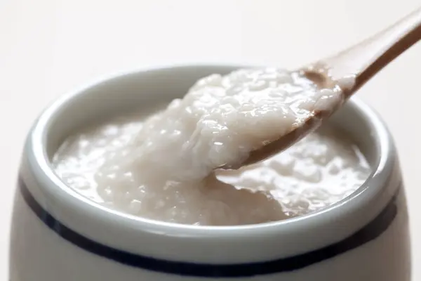 Koni, Asyalı pirinç lapası ve ahşap kaşık.  