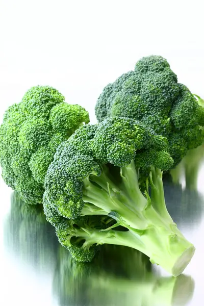Broccoli Freschi Isolati Fondo — Foto Stock