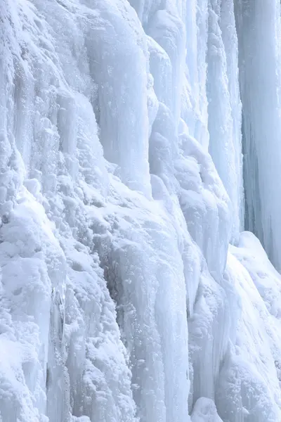冰冻瀑布上的冰 — 图库照片