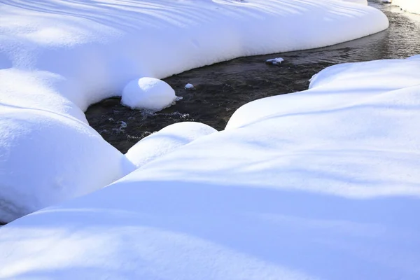 Зимой Покрытая Снегом Река — стоковое фото