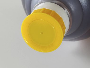 Beyaz arka planda sarı plastik kapağı gösteren yakın plan.