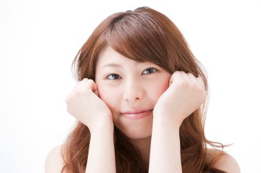 Genç ve güzel Japon kadın gülümsüyor.