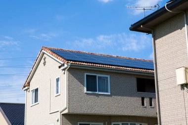 Evlerin çatısındaki güneş panelleri 