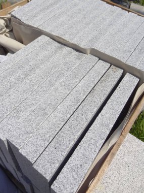 Yüzeyde düzgünce sıralanmış gri taş levhalar