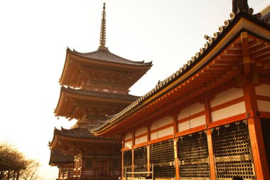 Güzel antik Japon tapınağının manzaralı görüntüsü.