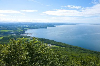Göl manzarası ve dağlar.