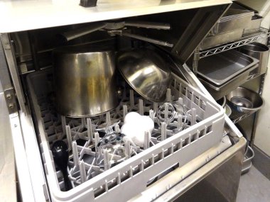 Modern mutfak ve çatal bıçak odaları, kapatın.