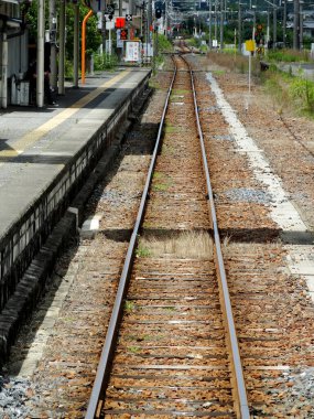 Japonya 'daki tren rayları, arka plandaki seyahat yerleri.