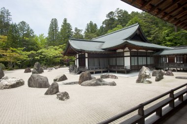 Geleneksel mimari ve kaya oluşumlarıyla huzurlu Japon bahçesi