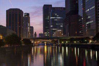 şehir arkaplan görüntüsü, gece ışıklandırmalı şehir manzarası 
