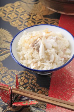 Pirinçli balık kaseye yakın.