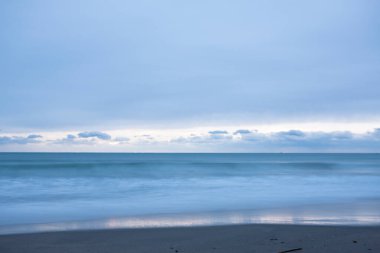 Güzel deniz manzarası ve alacakaranlıkta dalgalar       