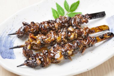 Soya soslu ızgara tavuk şişi. 