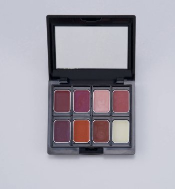 Renkli makyaj ve kozmetik ürünlerine yakın çekim, göz gölgeleri      