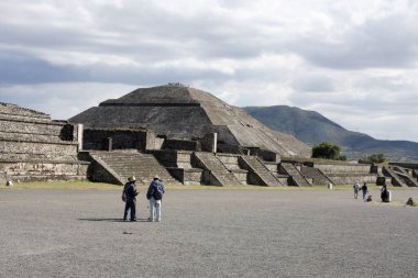 Güneş Piramidi, Teotihuacan 'daki en büyük ve Mezoamerika' daki en büyük binalardan biridir.. 