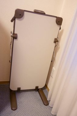 Katlanmış masa duvarın karşısında duruyor küçük odada.