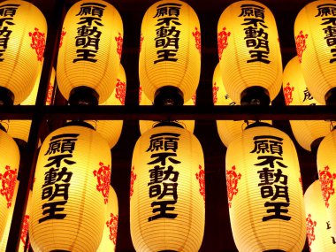 Sıra sıra parlayan sarı Çin fenerleri.