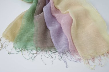 Beyaz arkaplanda renkli eşarbın yakın plan görüntüsü