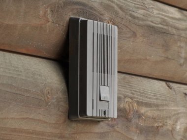 Ahşap duvara monte edilmiş metal kapı zili yakın çekim görüntüsü