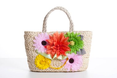 Beyaz arkaplanda renkli çiçek dekoru