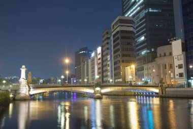 şehir arkaplan görüntüsü, gece ışıklandırmalı şehir manzarası 