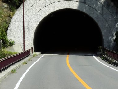 Yoldaki işaretlerin detaylı yakın çekimi.