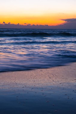 Deniz üzerinde güzel, parlak gün batımı. Doğa, seyahat arka planı