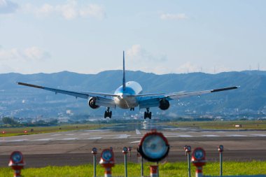Yolcu uçağı havaalanında. 