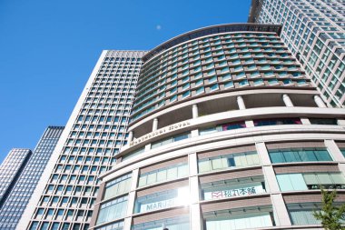 Japon şehrindeki modern ofis binasının alt manzarası  