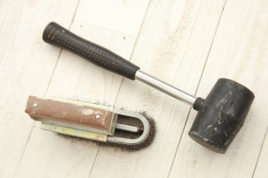  Arkaplanda beyaz bir yüzey üzerinde sapı olan tahta araç, kapat